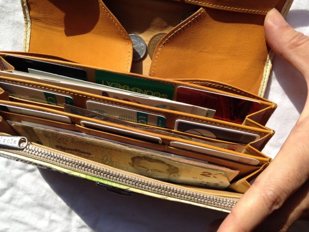 アイソラ(isola)のギャルソンパースは、フランス的に洗練された長財布である